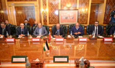 El presidente de la Cámara de Consejeros recibe a una delegación de la OLP