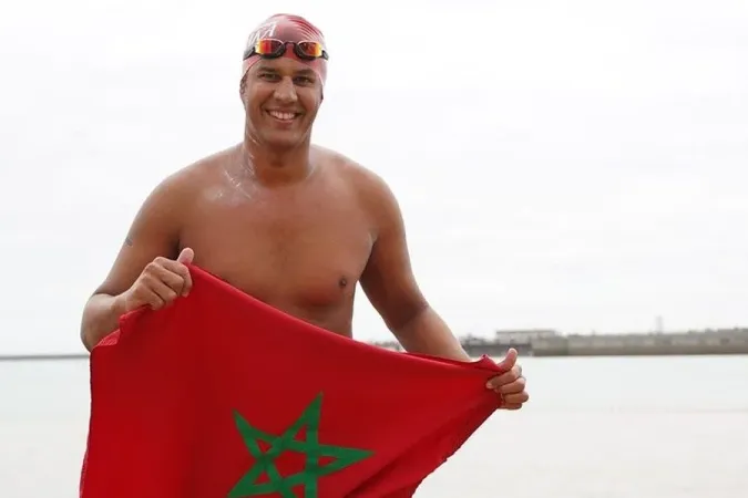 USA: Moroccan Athlete Hassan Baraka Swims Around Manhattan in Historic Feat