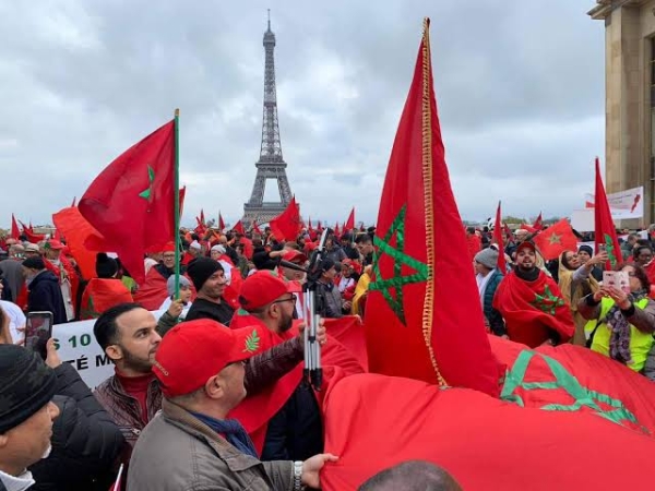 Des centaines de Marocains défilent à Paris pour célébrer la glorieuse Marche Verte