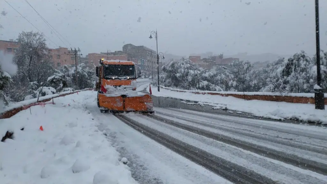 إقليم بني ملال: السلطات تواصل تدخلاتها الميدانية لإعادة فتح الطرق المتضررة من التساقطات الثلجية