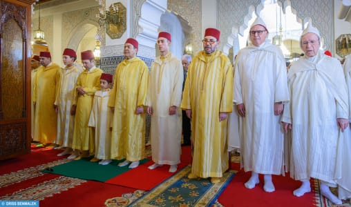 Su Majestad el Rey, Amir Al-Muminin, cumple la oración del Eid al-Fitr en la mezquita “Ahl Fez” en Rabat y recibe felicitaciones en esta feliz ocasión