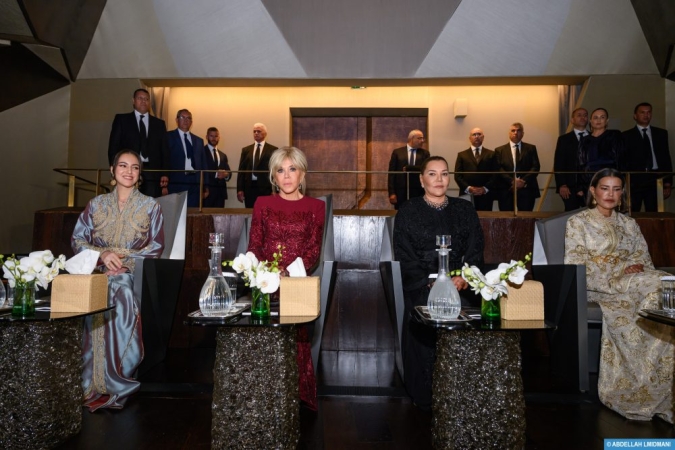  S.AA.RR las Princesas Lalla Khadija, Lalla Meryem y Lalla Hasnaa, acompañadas de Sra. Brigitte Macron, asisten al espectáculo de apertura del Teatro Real de Rabat